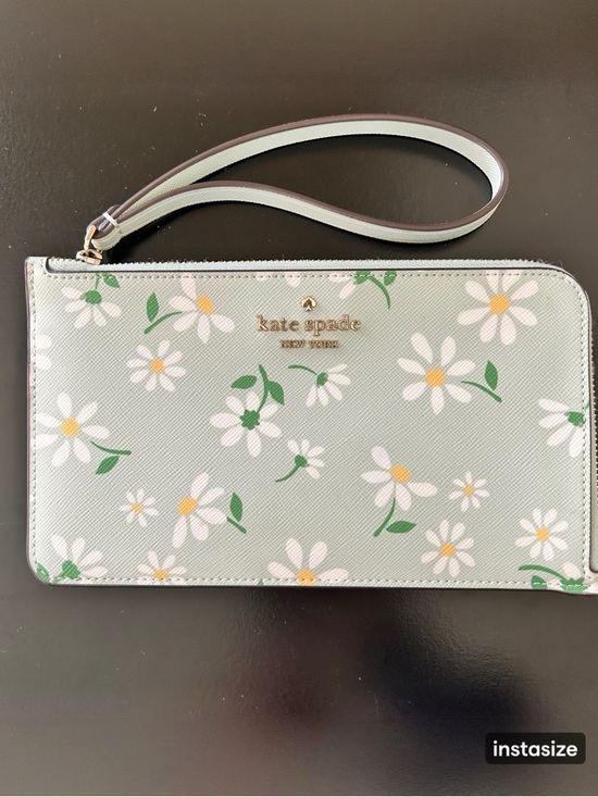 kate spade Handbags - Kate Spade Lucy Day Tripper Daisy Medium L-Zip Wristlet
